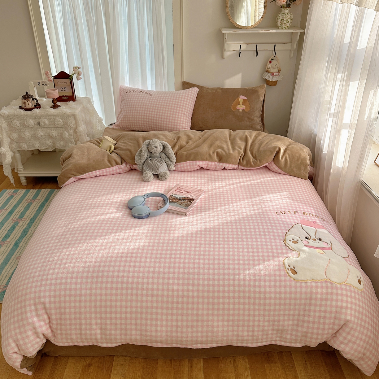 91家纺网 家纺一手货源 找家纺 韩都家居 2025新款卡通贴布绣系列加厚牛奶绒四件套 绅士小狗