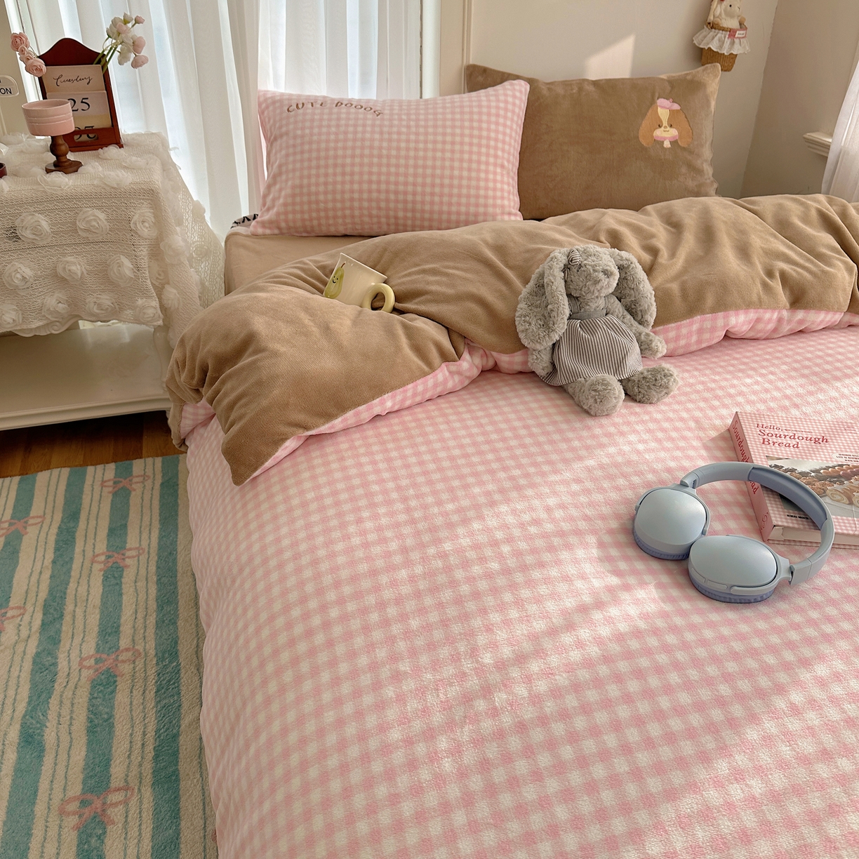 91家纺网 家纺一手货源 找家纺 韩都家居 2025新款卡通贴布绣系列加厚牛奶绒四件套 绅士小狗