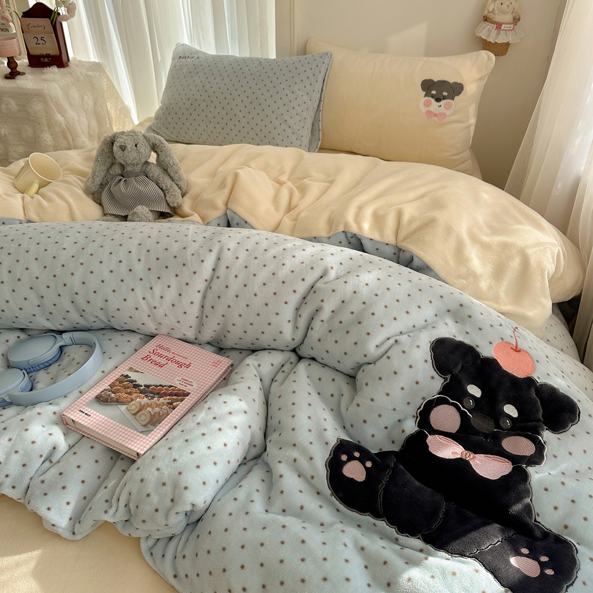 91家纺网 家纺一手货源 找家纺 韩都家居 2025新款卡通贴布绣系列加厚牛奶绒四件套 苹果狗狗