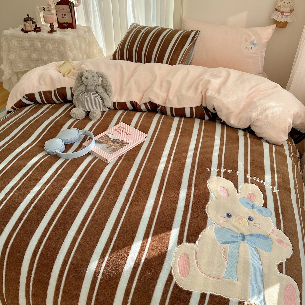 91家纺网 家纺一手货源 找家纺 韩都家居 2025新款卡通贴布绣系列加厚牛奶绒四件套 乖乖兔