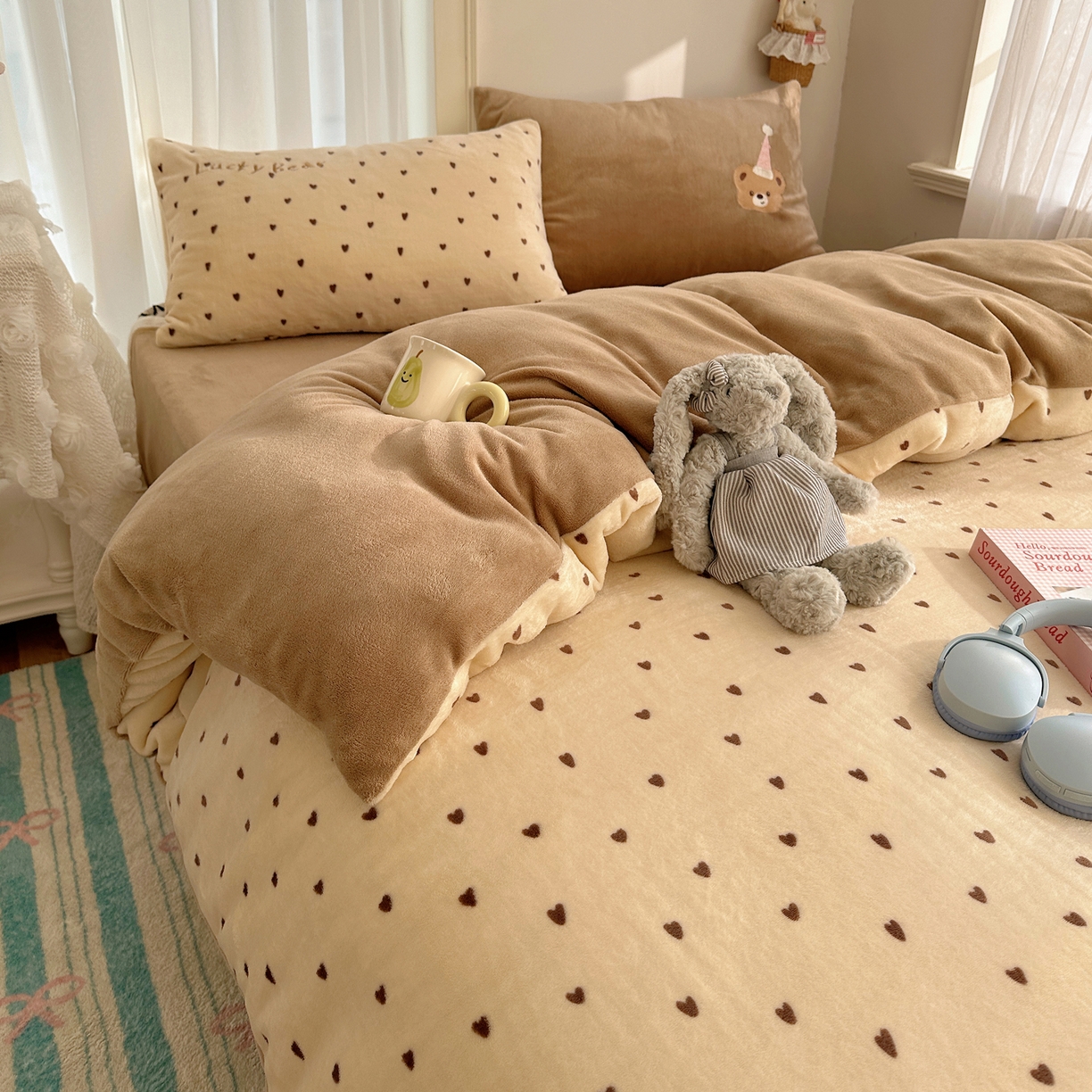 91家纺网 家纺一手货源 找家纺 韩都家居 2025新款卡通贴布绣系列加厚牛奶绒四件套 幸运小熊