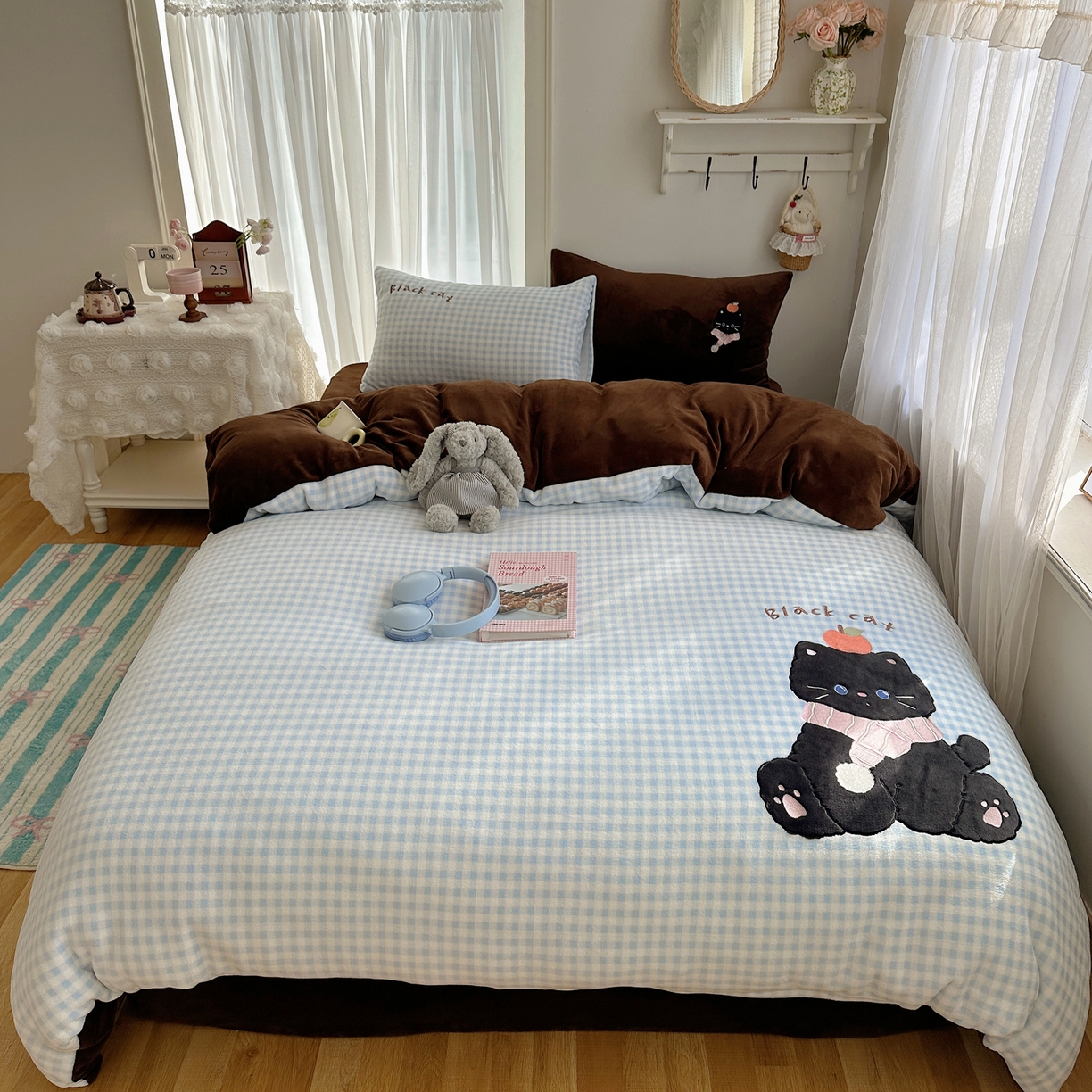 91家纺网 家纺一手货源 找家纺 韩都家居 2025新款卡通贴布绣系列加厚牛奶绒四件套 冬日猫咪