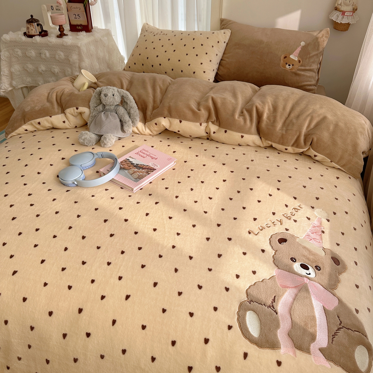 91家纺网 家纺一手货源 找家纺 韩都家居 2025新款卡通贴布绣系列加厚牛奶绒四件套 幸运小熊