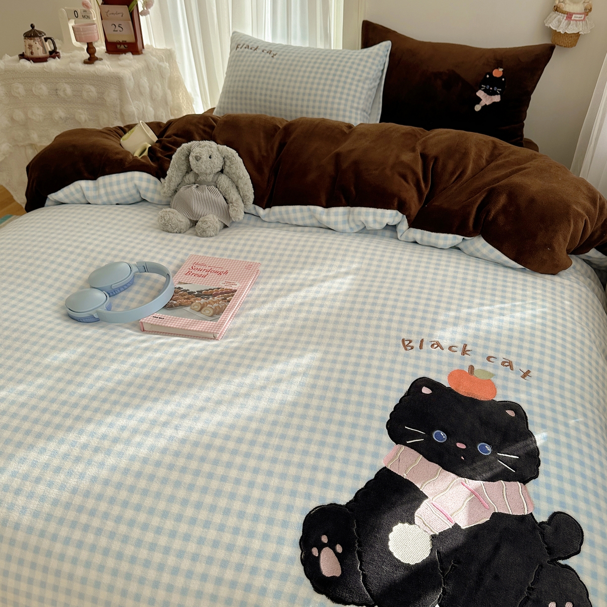 91家纺网 家纺一手货源 找家纺 韩都家居 2025新款卡通贴布绣系列加厚牛奶绒四件套 冬日猫咪