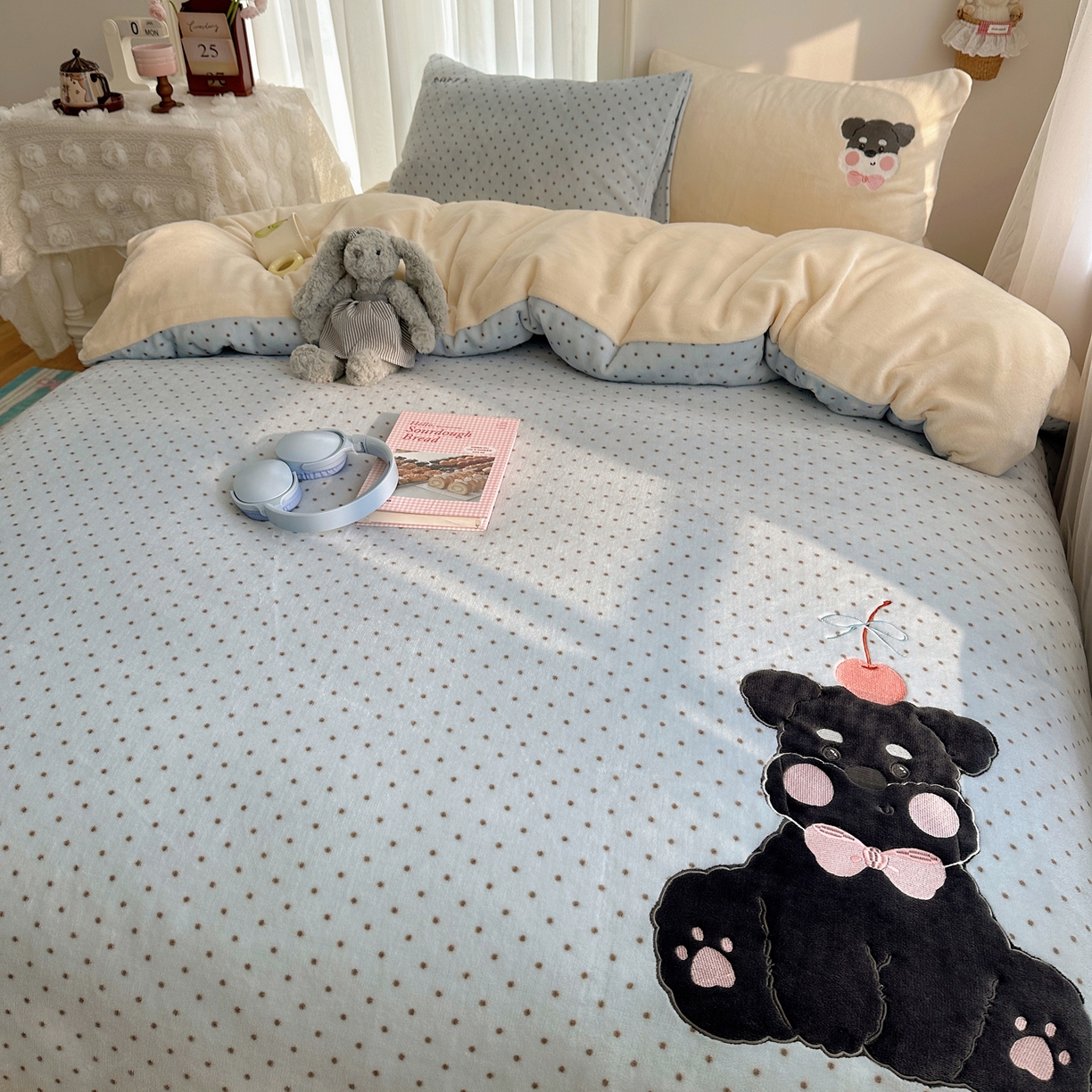 91家纺网 家纺一手货源 找家纺 韩都家居 2025新款卡通贴布绣系列加厚牛奶绒四件套 苹果狗狗