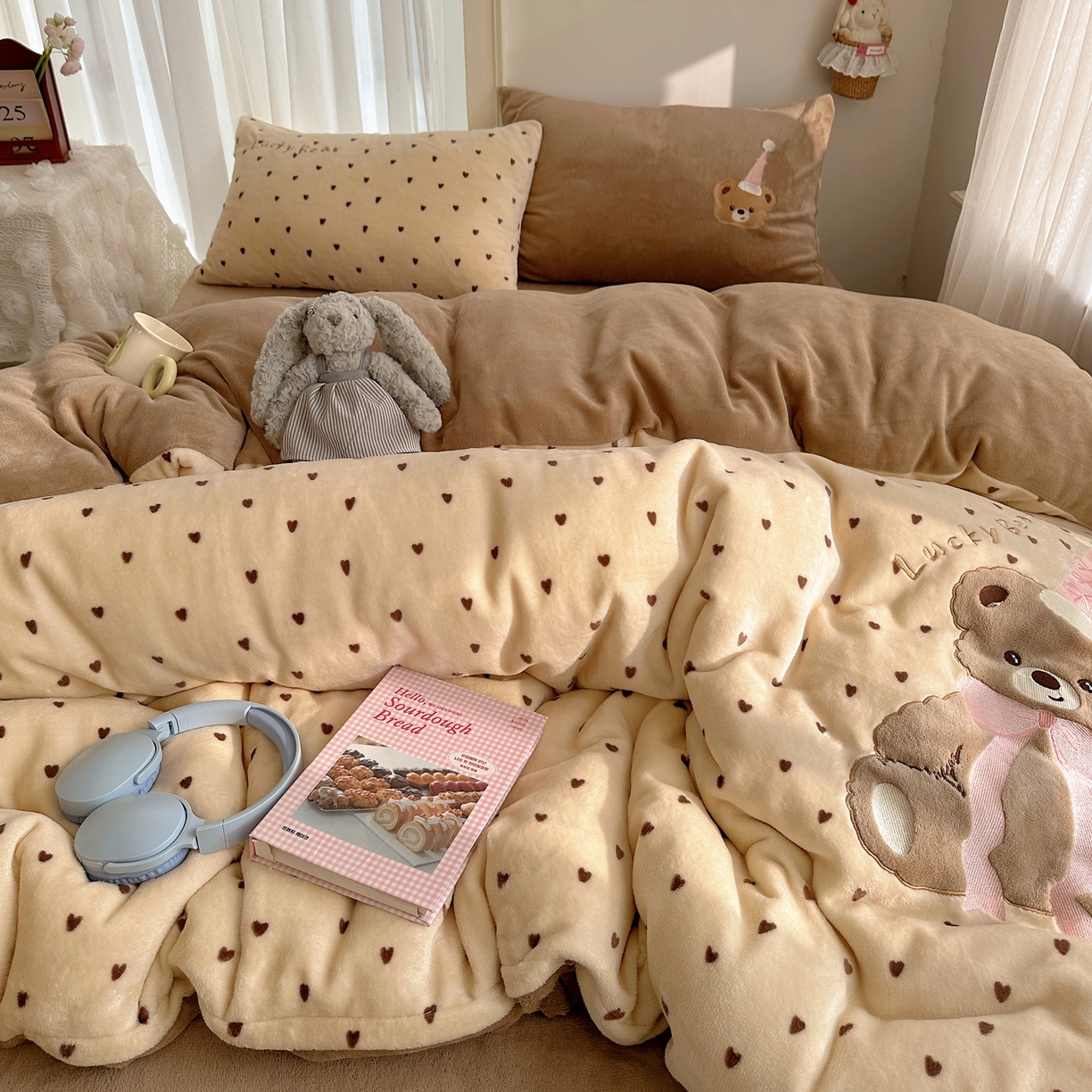 91家纺网 家纺一手货源 找家纺 韩都家居 2025新款卡通贴布绣系列加厚牛奶绒四件套 幸运小熊