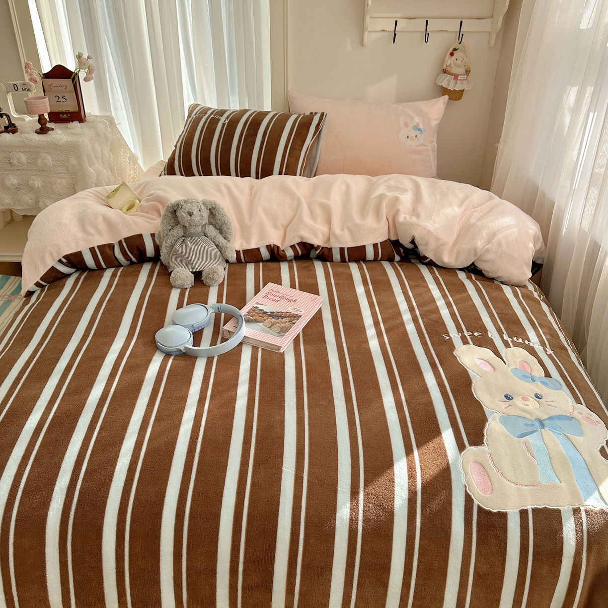 91家纺网 家纺一手货源 找家纺 （总）韩都家居 2025新款卡通贴布绣系列加厚牛奶绒四件套