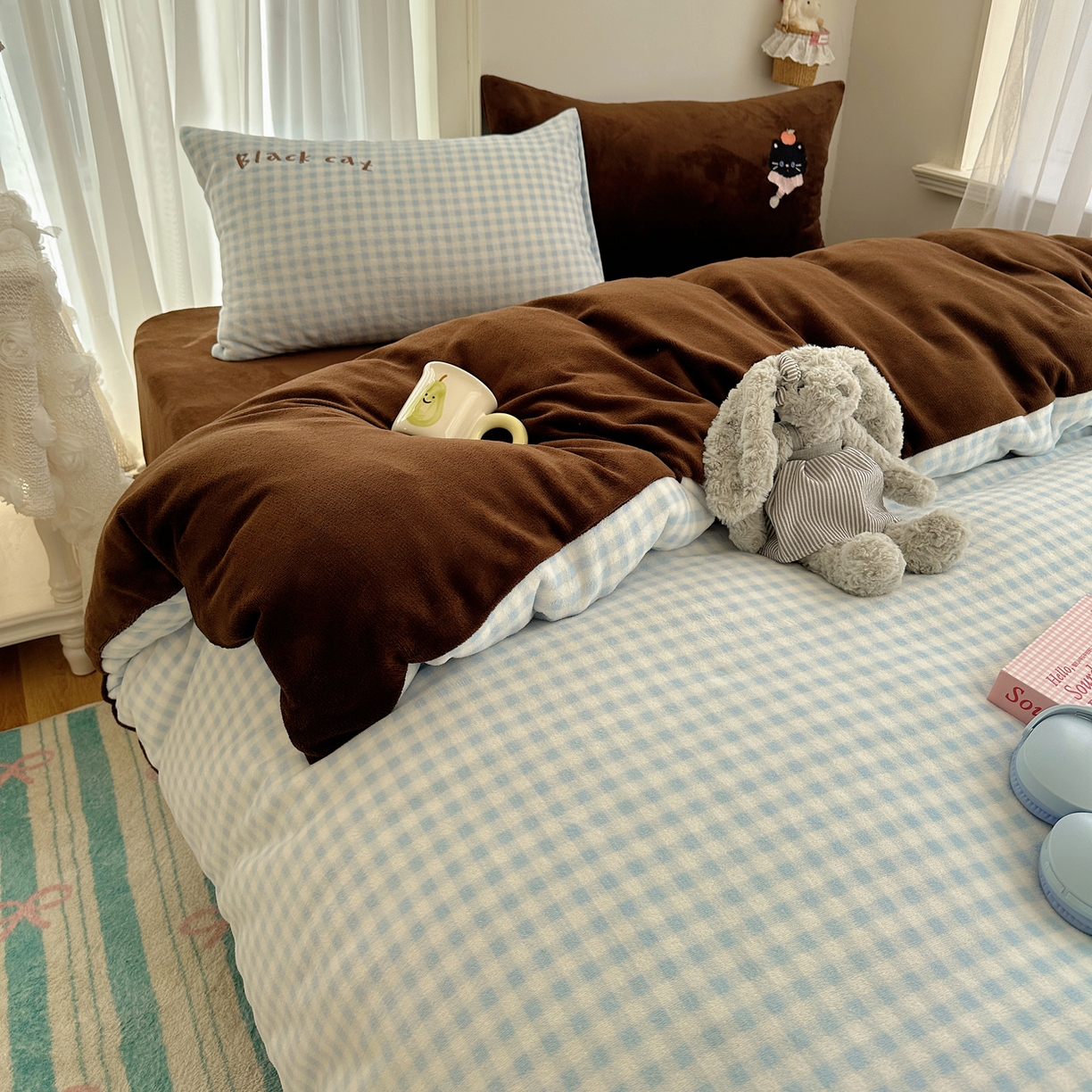 91家纺网 家纺一手货源 找家纺 韩都家居 2025新款卡通贴布绣系列加厚牛奶绒四件套 冬日猫咪