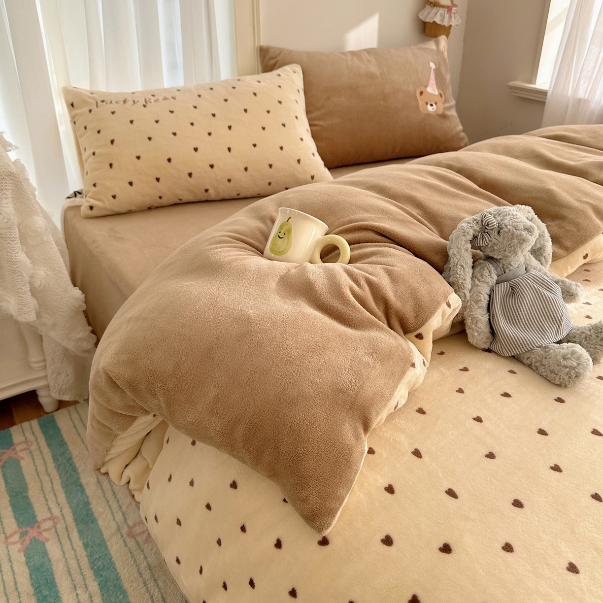 91家纺网 家纺一手货源 找家纺 韩都家居 2025新款卡通贴布绣系列加厚牛奶绒四件套 幸运小熊