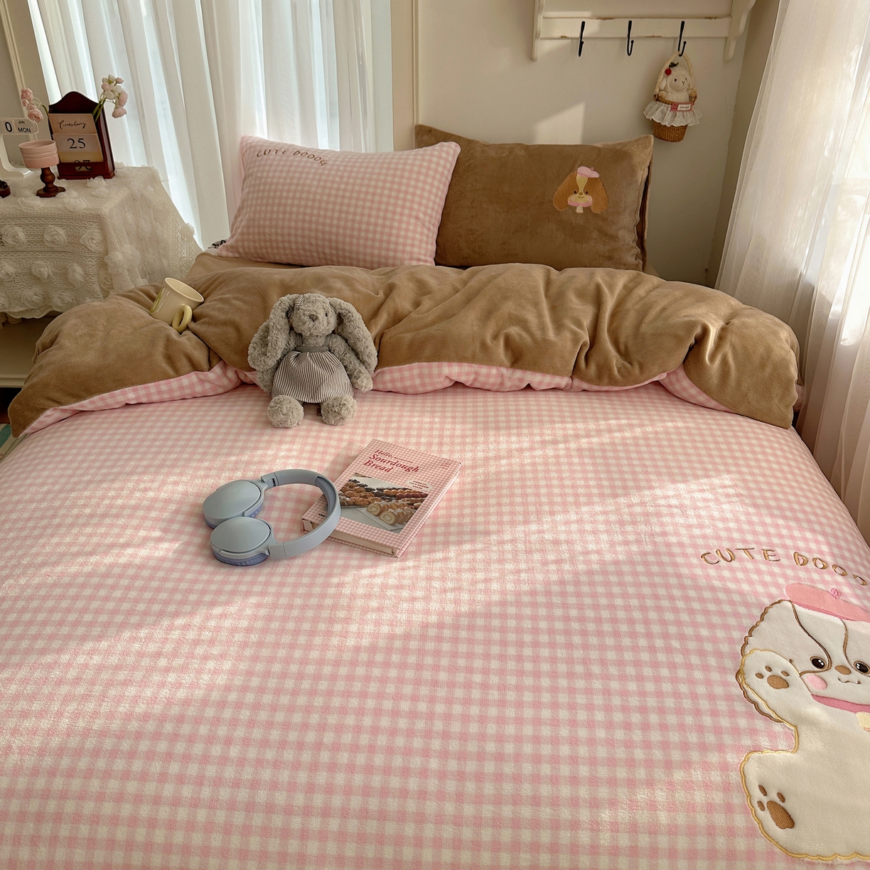 91家纺网 家纺一手货源 找家纺 韩都家居 2025新款卡通贴布绣系列加厚牛奶绒四件套 绅士小狗