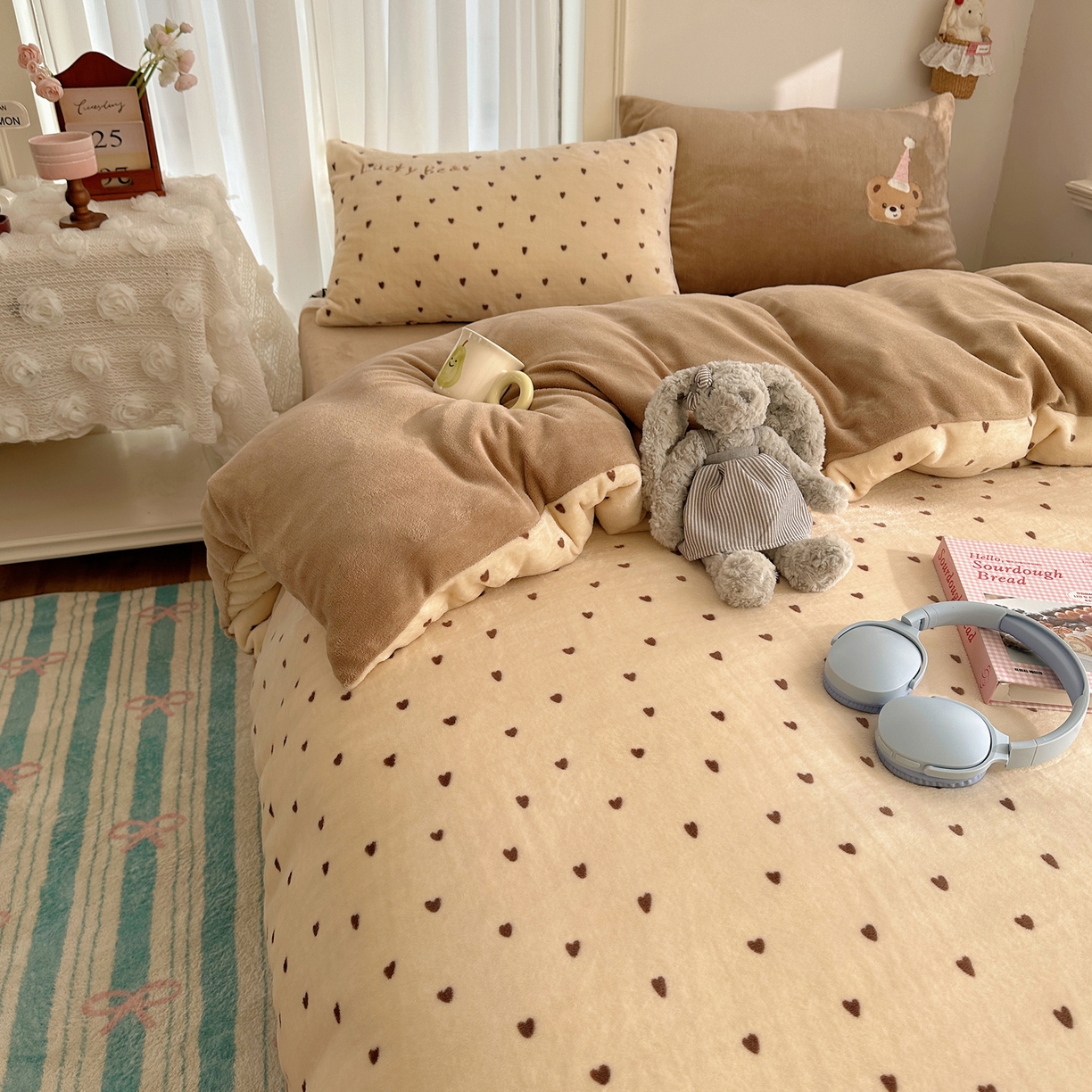 91家纺网 家纺一手货源 找家纺 韩都家居 2025新款卡通贴布绣系列加厚牛奶绒四件套 幸运小熊