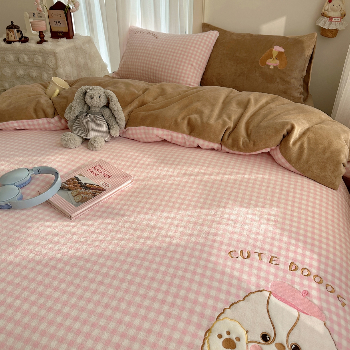 91家纺网 家纺一手货源 找家纺 韩都家居 2025新款卡通贴布绣系列加厚牛奶绒四件套 绅士小狗