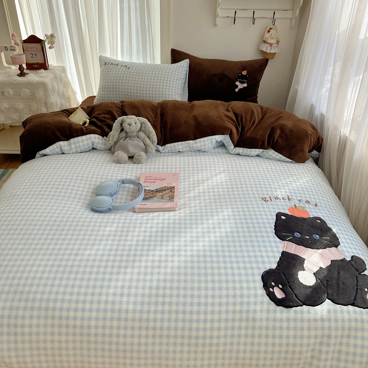 91家纺网 家纺一手货源 找家纺 韩都家居 2025新款卡通贴布绣系列加厚牛奶绒四件套 冬日猫咪