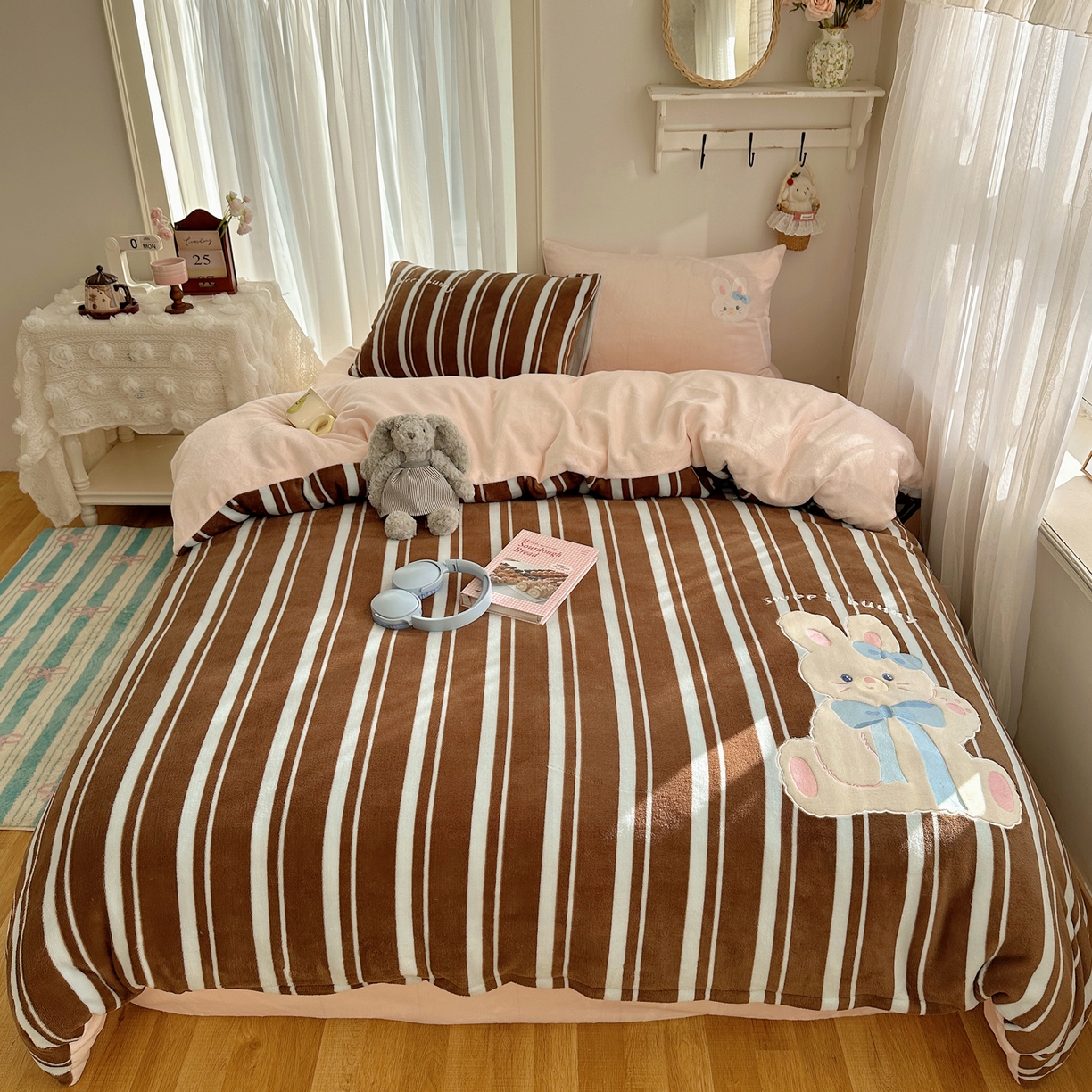 91家纺网 家纺一手货源 找家纺 韩都家居 2025新款卡通贴布绣系列加厚牛奶绒四件套 乖乖兔