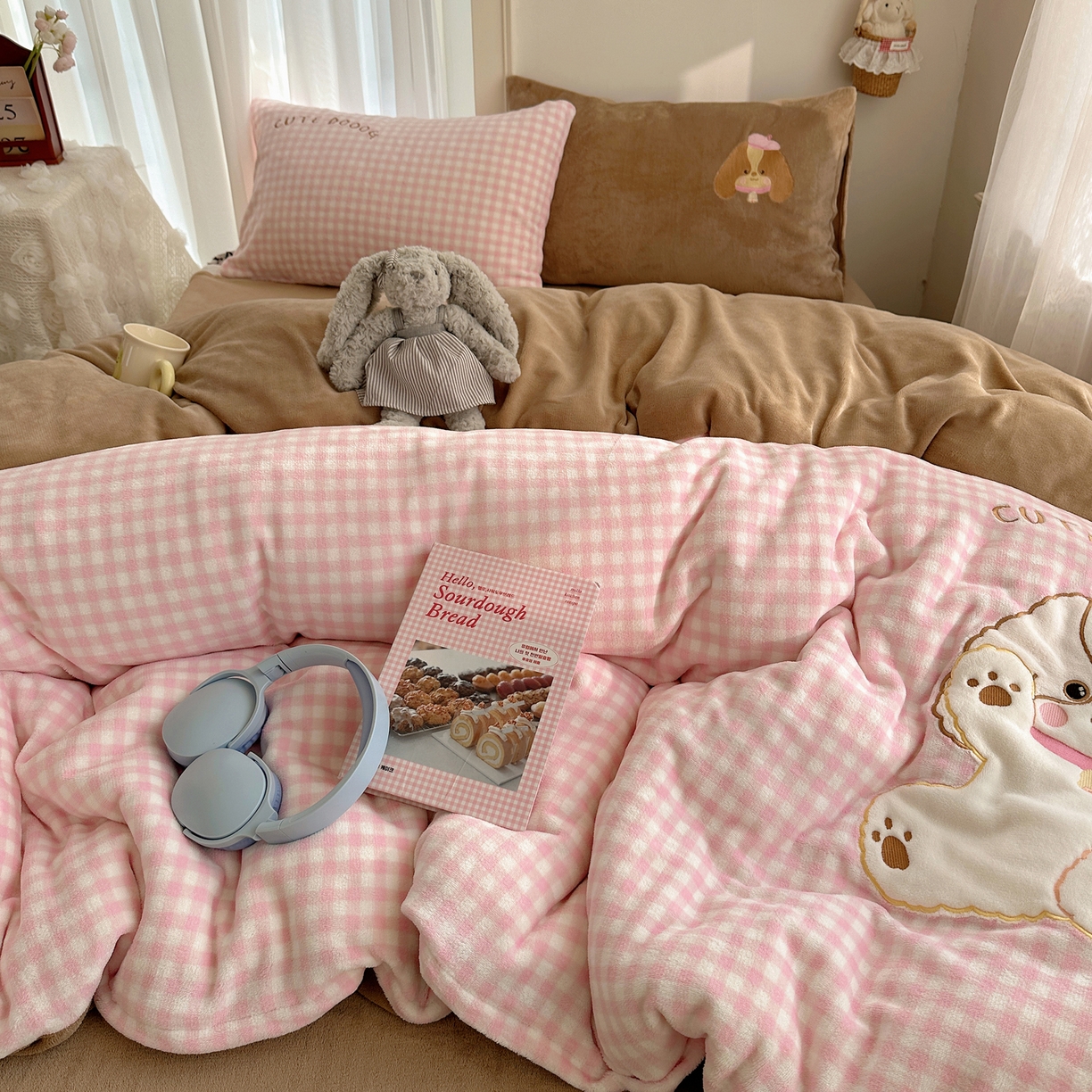 91家纺网 家纺一手货源 找家纺 韩都家居 2025新款卡通贴布绣系列加厚牛奶绒四件套 绅士小狗