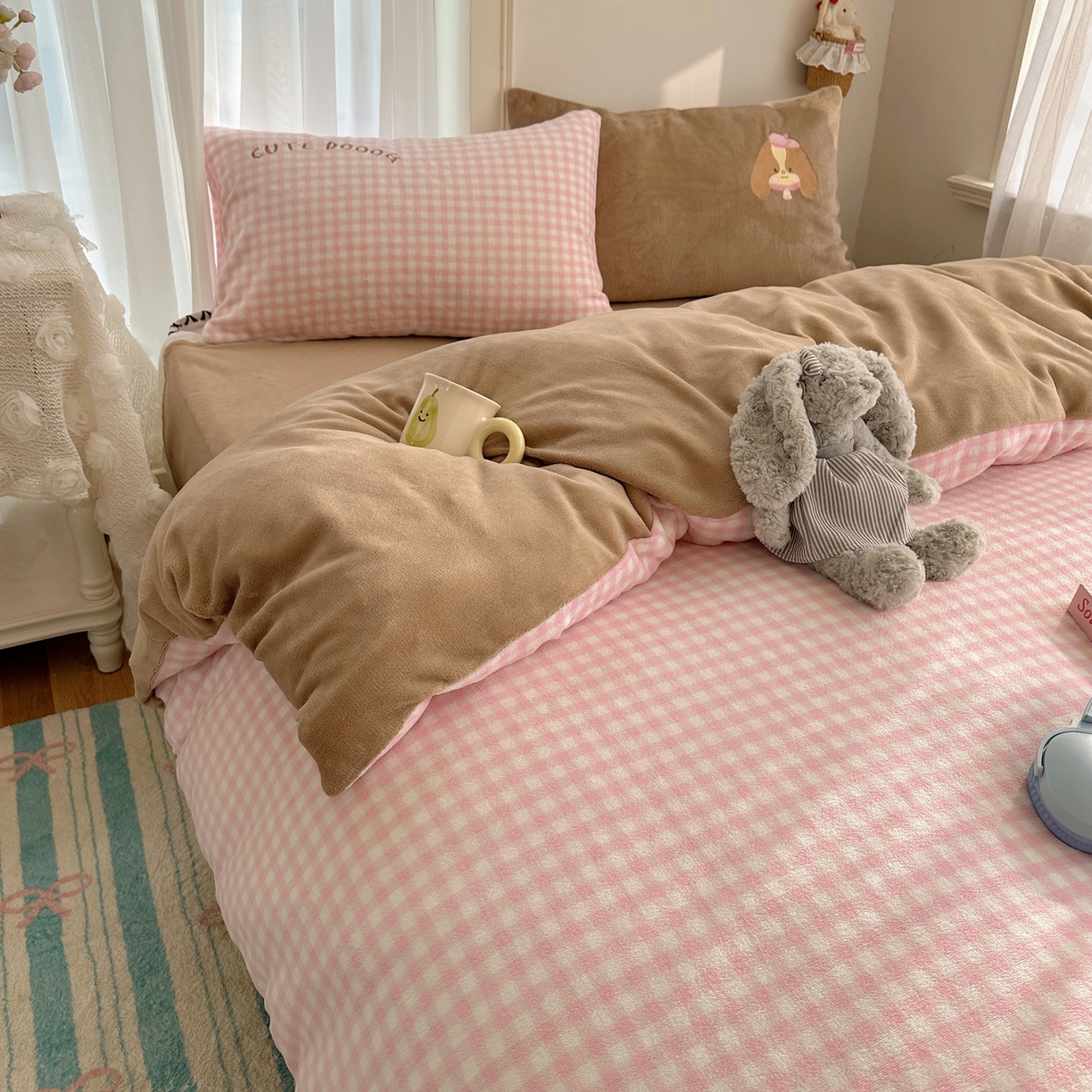 91家纺网 家纺一手货源 找家纺 韩都家居 2025新款卡通贴布绣系列加厚牛奶绒四件套 绅士小狗