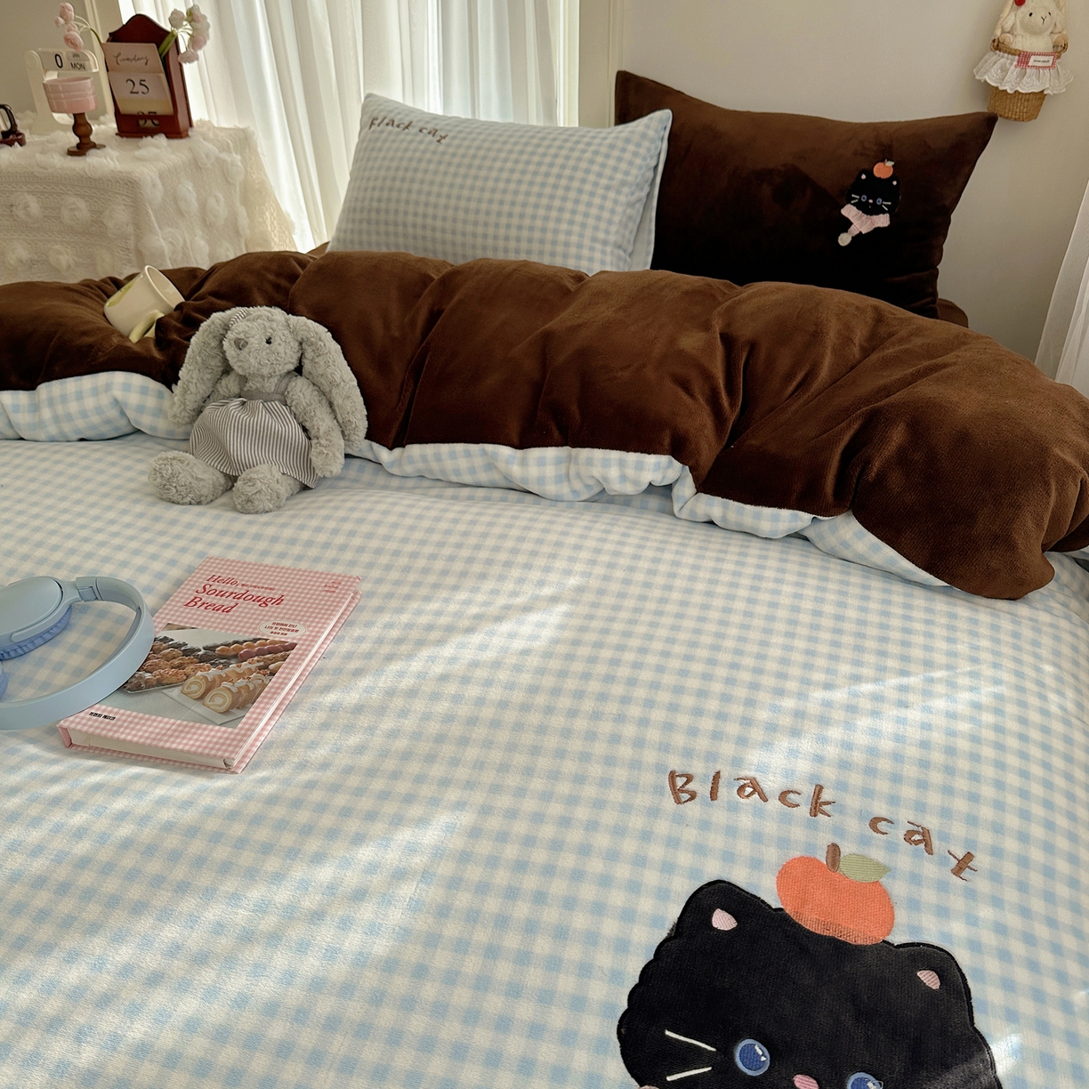 91家纺网 家纺一手货源 找家纺 韩都家居 2025新款卡通贴布绣系列加厚牛奶绒四件套 冬日猫咪