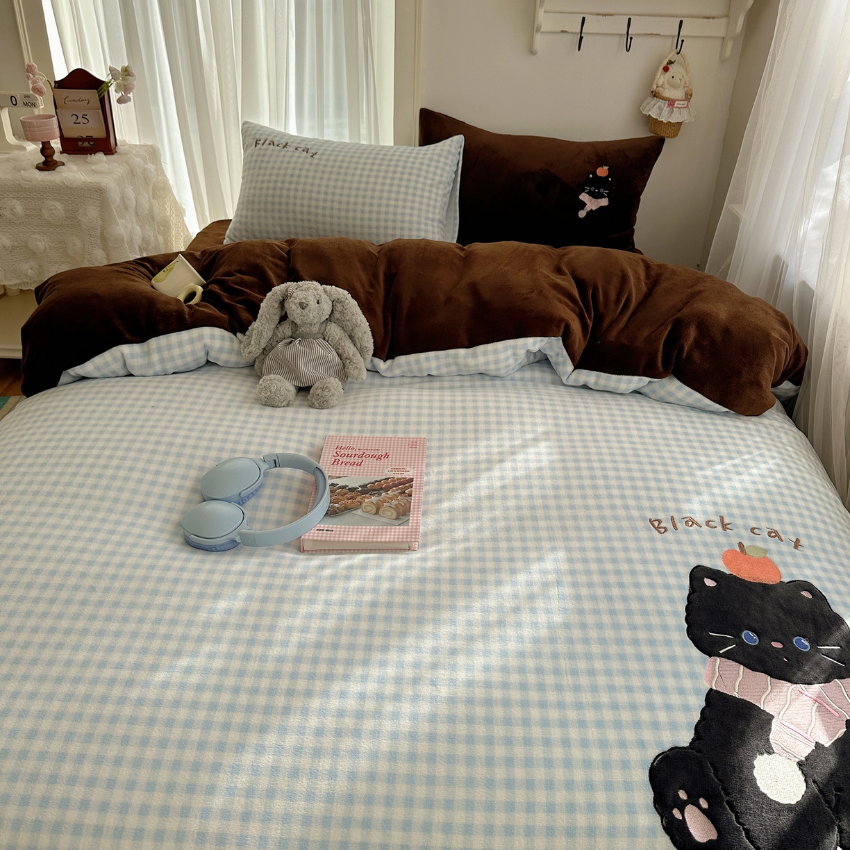 91家纺网 家纺一手货源 找家纺 韩都家居 2025新款卡通贴布绣系列加厚牛奶绒四件套 冬日猫咪