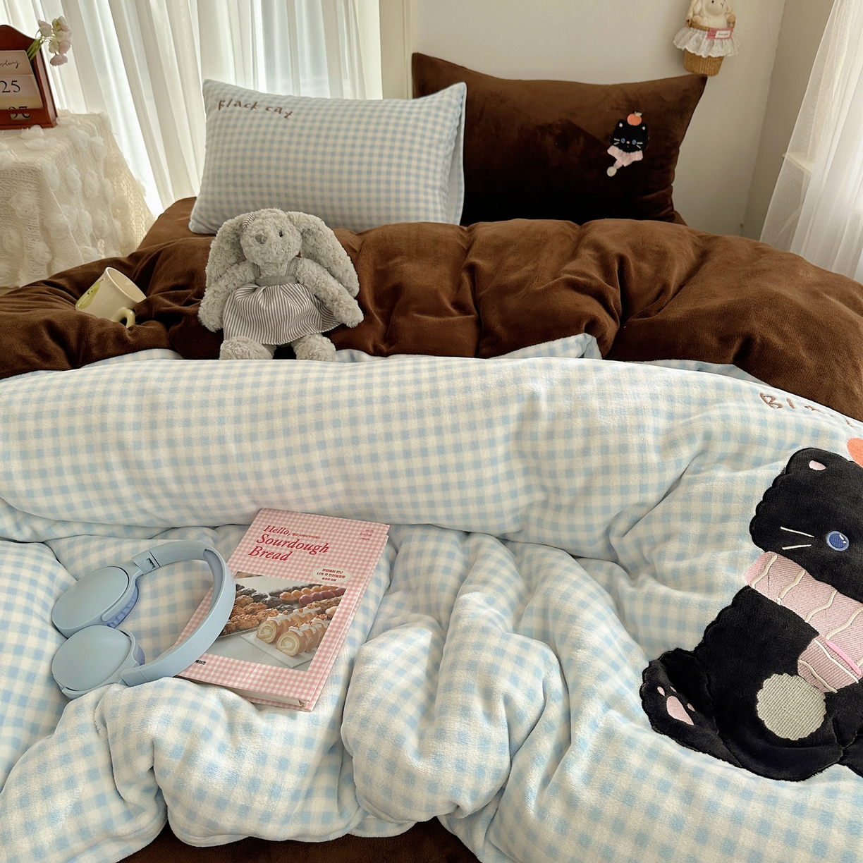 91家纺网 家纺一手货源 找家纺 韩都家居 2025新款卡通贴布绣系列加厚牛奶绒四件套 冬日猫咪