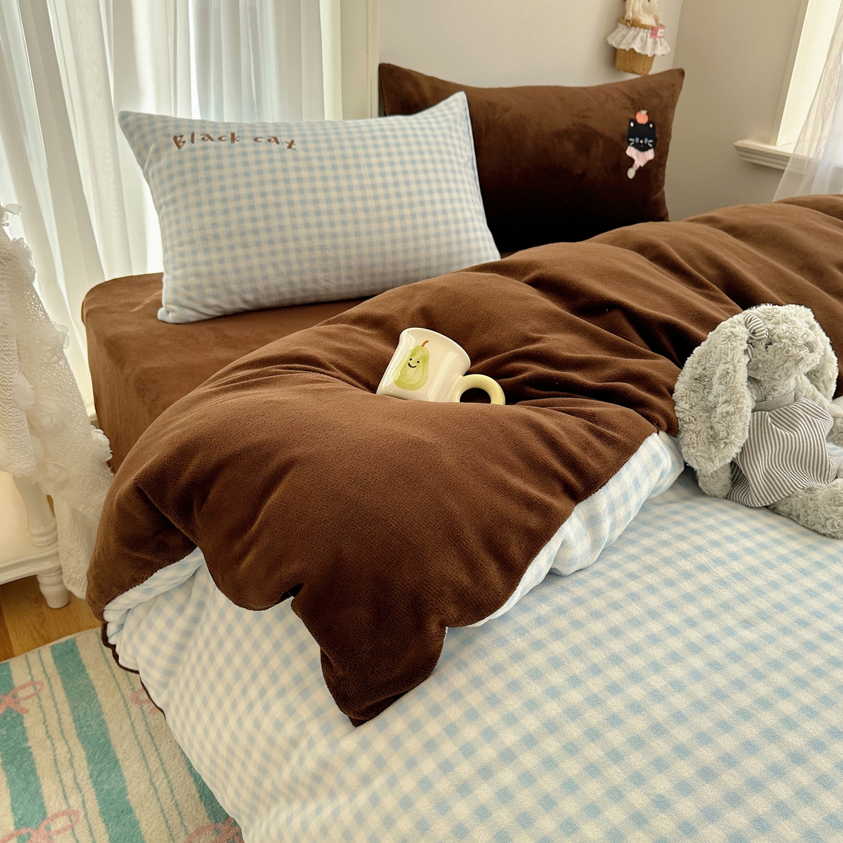 91家纺网 家纺一手货源 找家纺 韩都家居 2025新款卡通贴布绣系列加厚牛奶绒四件套 冬日猫咪