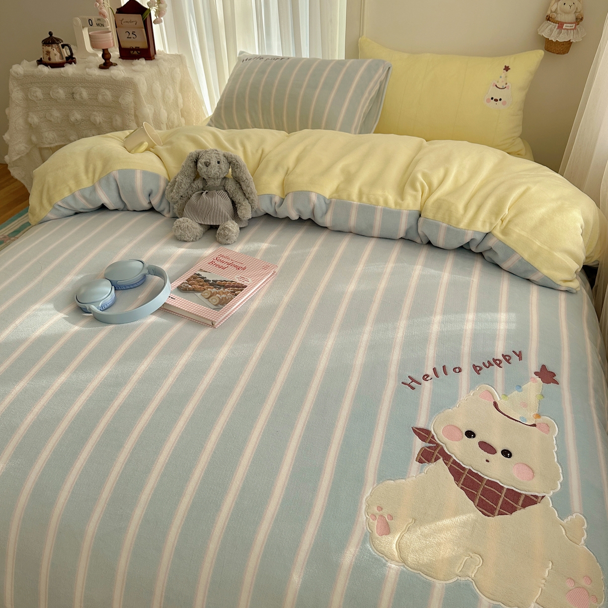 91家纺网 家纺一手货源 找家纺 韩都家居 2025新款卡通贴布绣系列加厚牛奶绒四件套 顽皮西高地