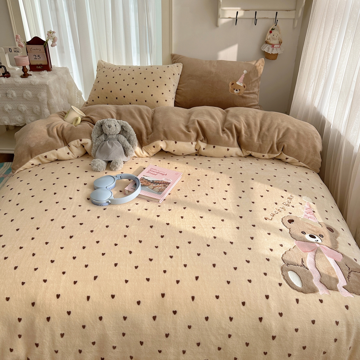 91家纺网 家纺一手货源 找家纺 韩都家居 2025新款卡通贴布绣系列加厚牛奶绒四件套 幸运小熊