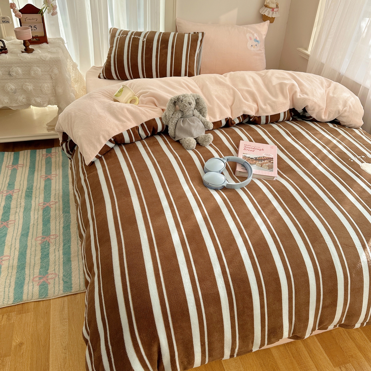 91家纺网 家纺一手货源 找家纺 韩都家居 2025新款卡通贴布绣系列加厚牛奶绒四件套 乖乖兔