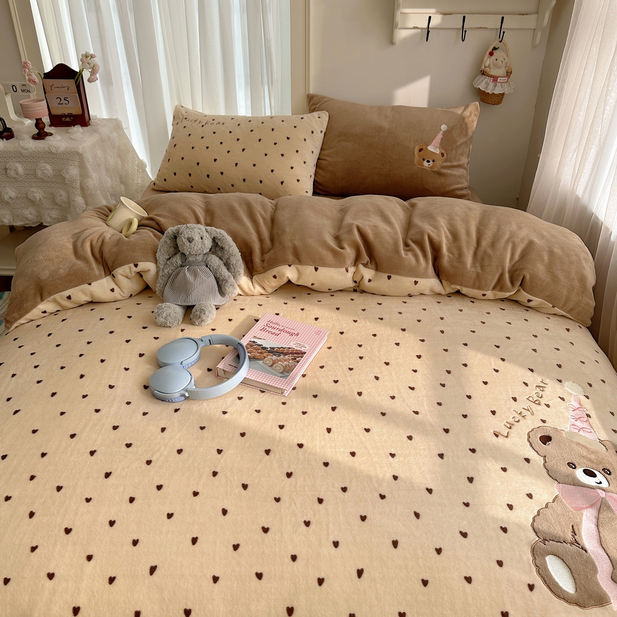 91家纺网 家纺一手货源 找家纺 韩都家居 2025新款卡通贴布绣系列加厚牛奶绒四件套 幸运小熊