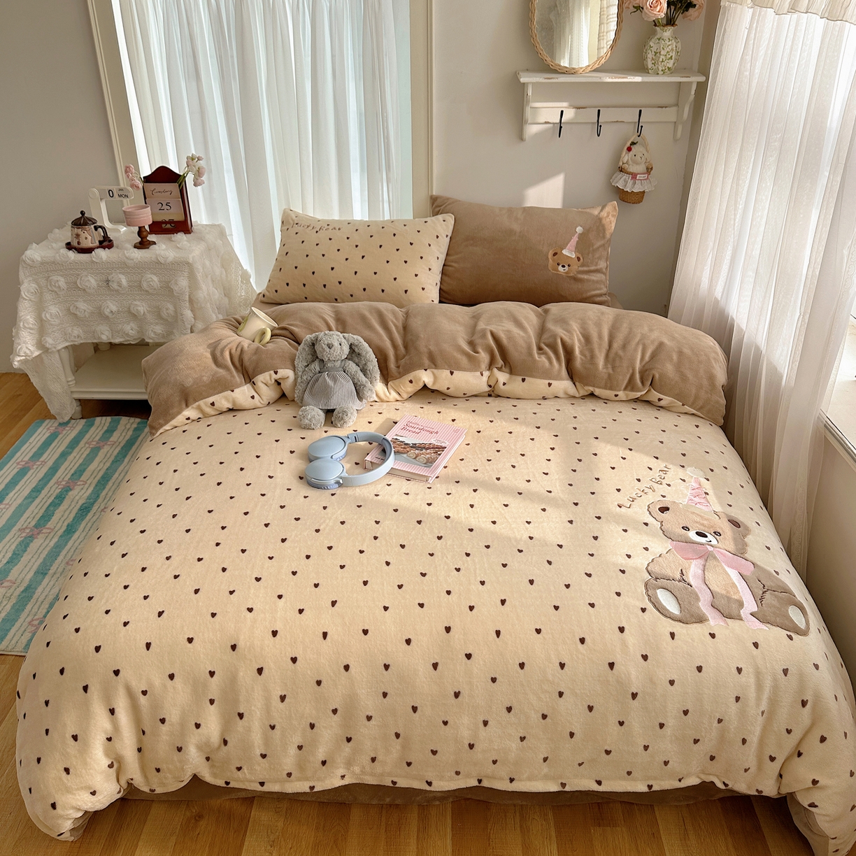 91家纺网 家纺一手货源 找家纺 韩都家居 2025新款卡通贴布绣系列加厚牛奶绒四件套 幸运小熊