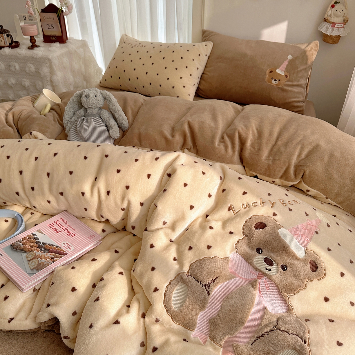 91家纺网 家纺一手货源 找家纺 韩都家居 2025新款卡通贴布绣系列加厚牛奶绒四件套 幸运小熊