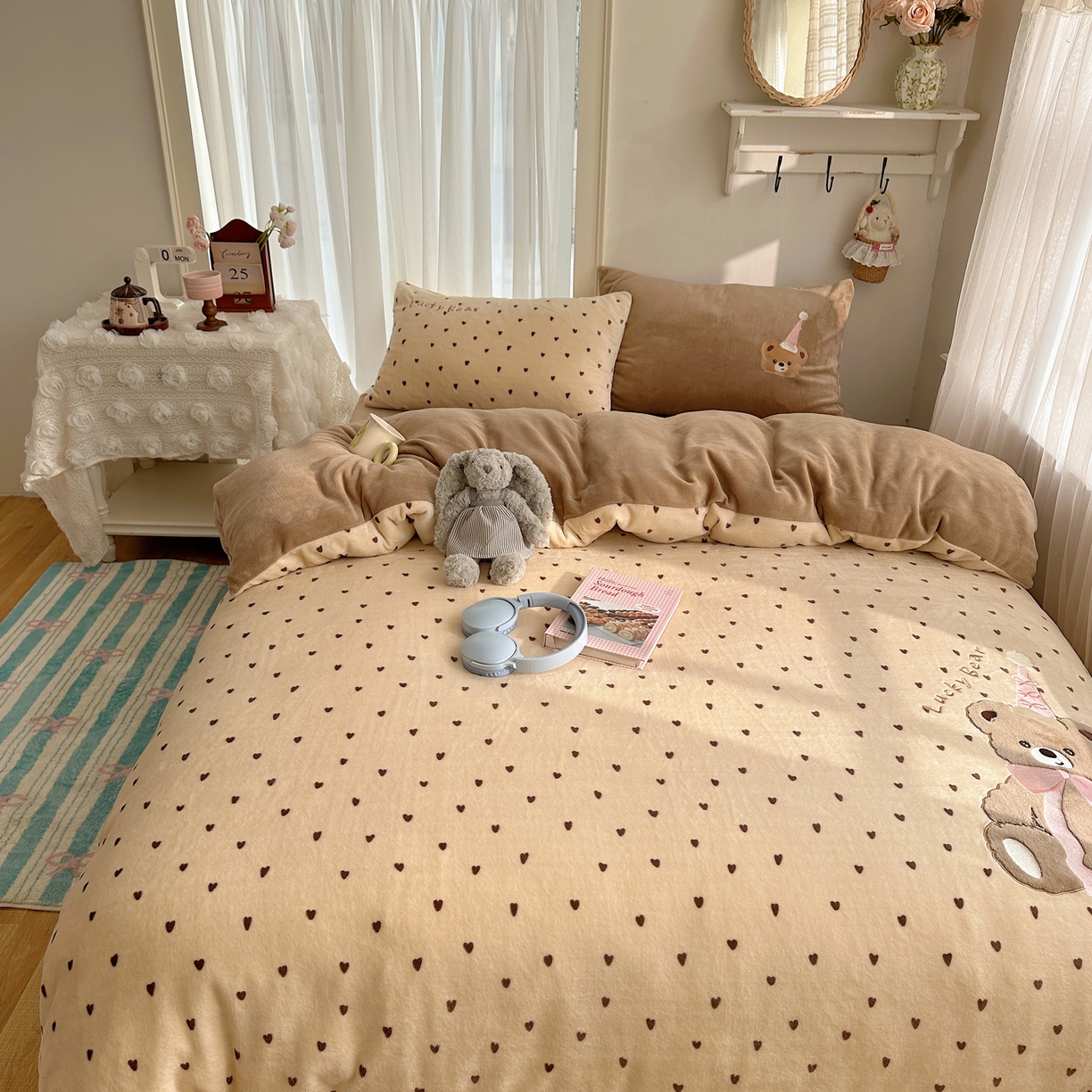 91家纺网 家纺一手货源 找家纺 韩都家居 2025新款卡通贴布绣系列加厚牛奶绒四件套 幸运小熊