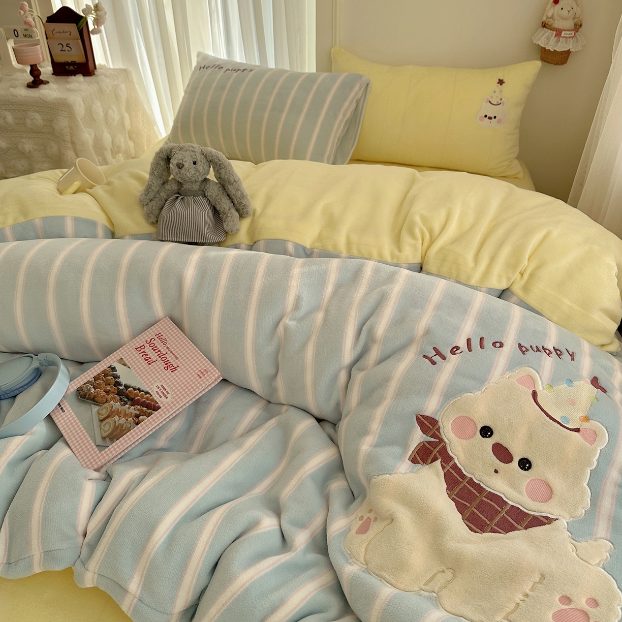 91家纺网 家纺一手货源 找家纺 韩都家居 2025新款卡通贴布绣系列加厚牛奶绒四件套 顽皮西高地