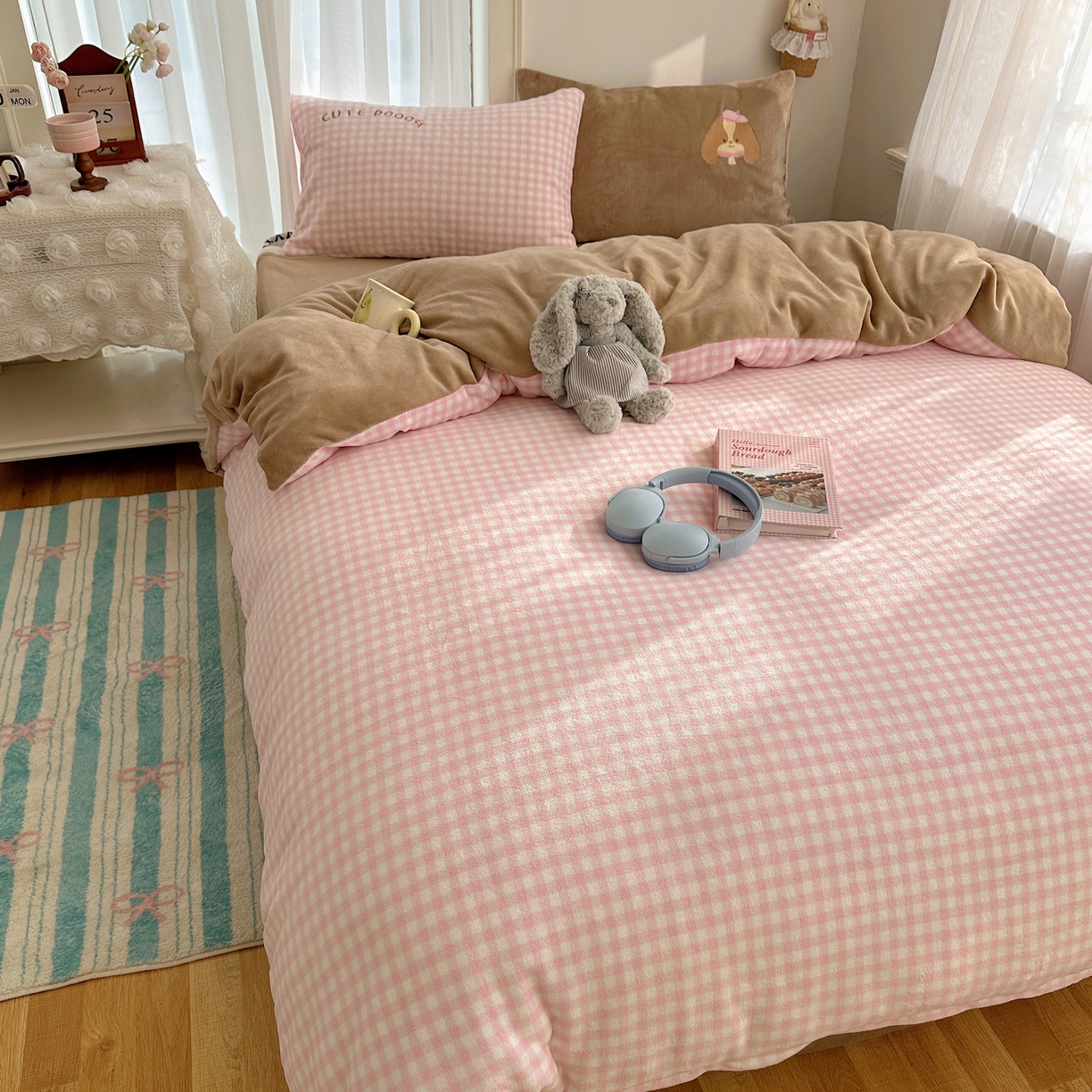 91家纺网 家纺一手货源 找家纺 韩都家居 2025新款卡通贴布绣系列加厚牛奶绒四件套 绅士小狗