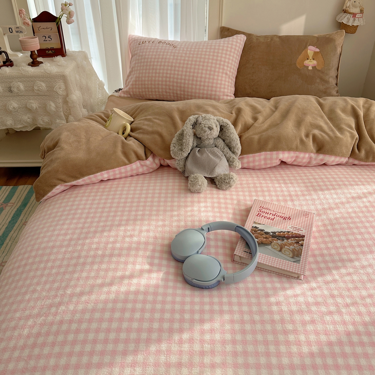 91家纺网 家纺一手货源 找家纺 韩都家居 2025新款卡通贴布绣系列加厚牛奶绒四件套 绅士小狗