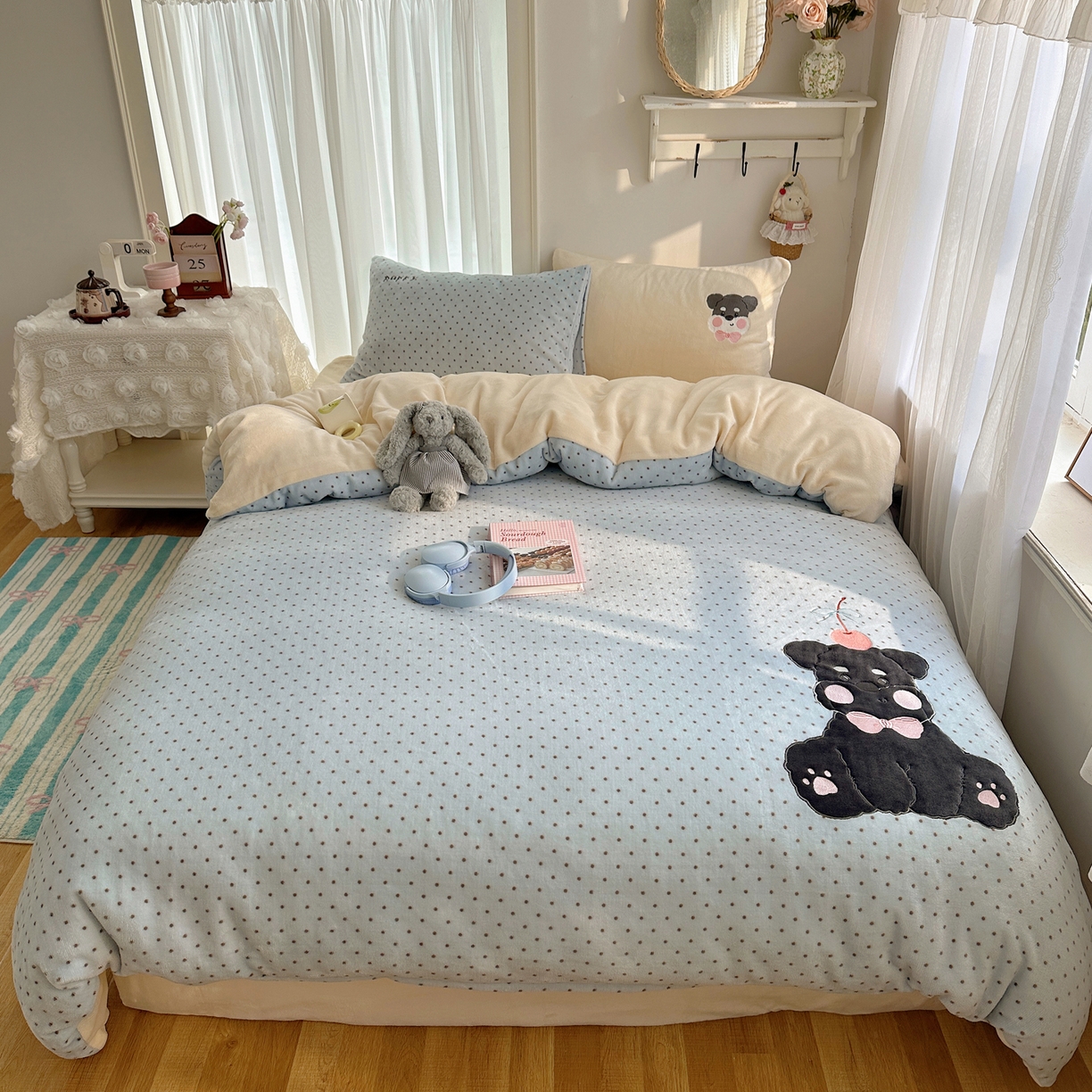 91家纺网 家纺一手货源 找家纺 韩都家居 2025新款卡通贴布绣系列加厚牛奶绒四件套 苹果狗狗