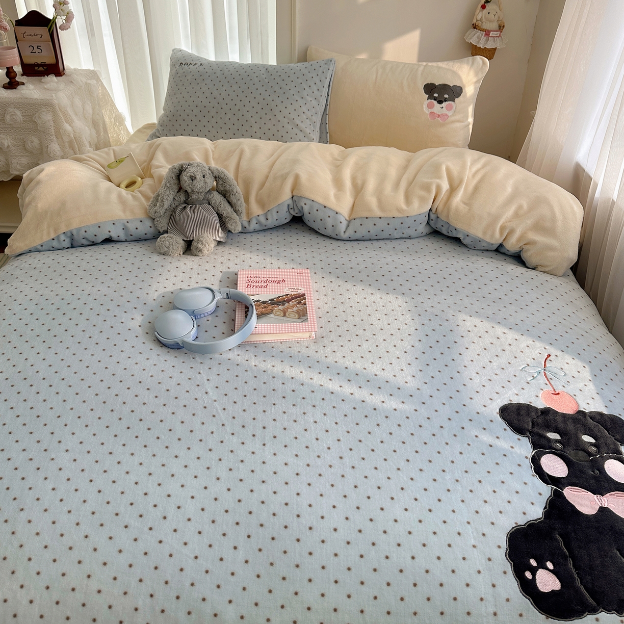 91家纺网 家纺一手货源 找家纺 韩都家居 2025新款卡通贴布绣系列加厚牛奶绒四件套 苹果狗狗