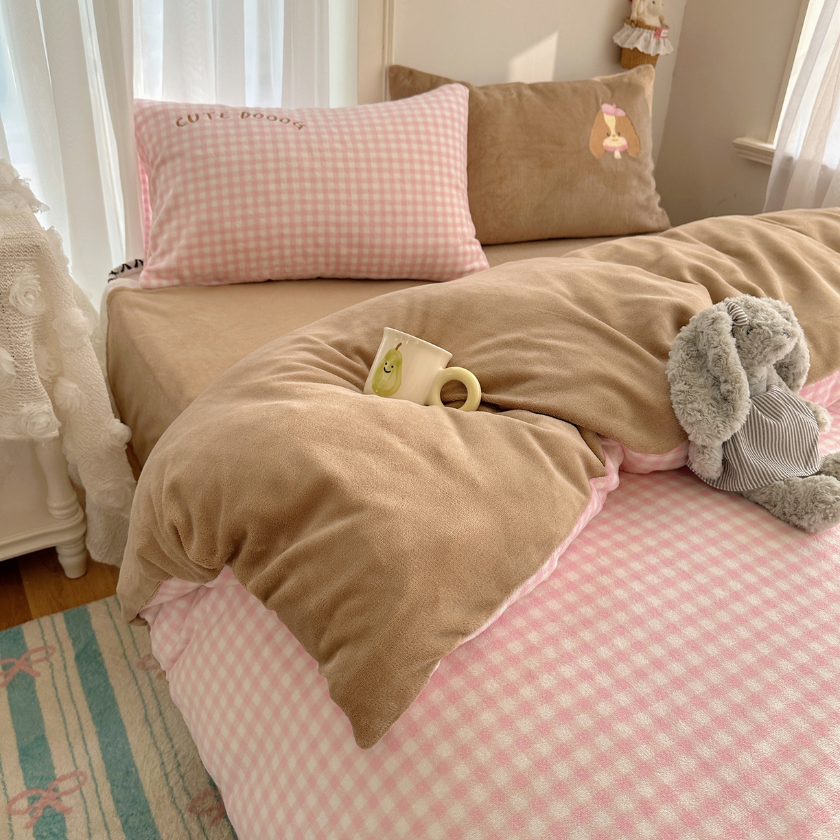 91家纺网 家纺一手货源 找家纺 韩都家居 2025新款卡通贴布绣系列加厚牛奶绒四件套 绅士小狗