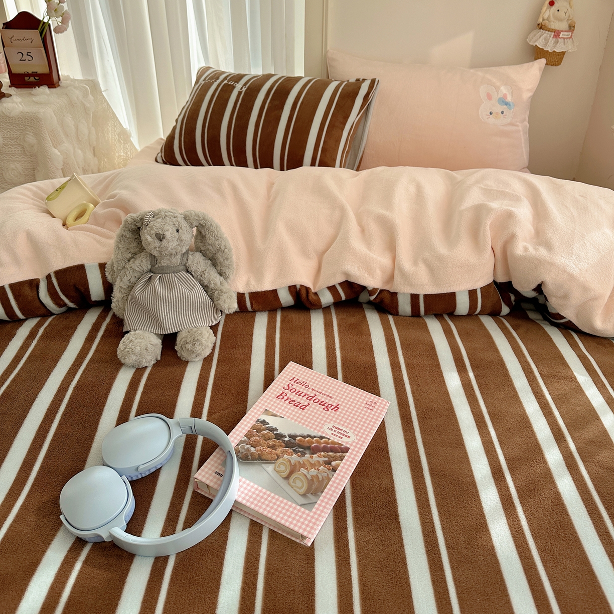 91家纺网 家纺一手货源 找家纺 韩都家居 2025新款卡通贴布绣系列加厚牛奶绒四件套 乖乖兔