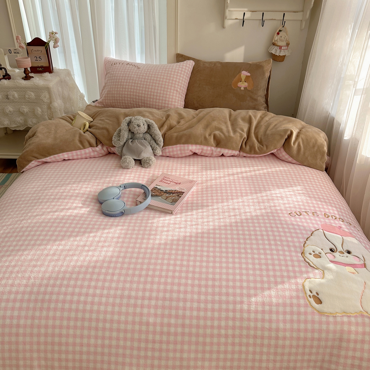 91家纺网 家纺一手货源 找家纺 韩都家居 2025新款卡通贴布绣系列加厚牛奶绒四件套 绅士小狗