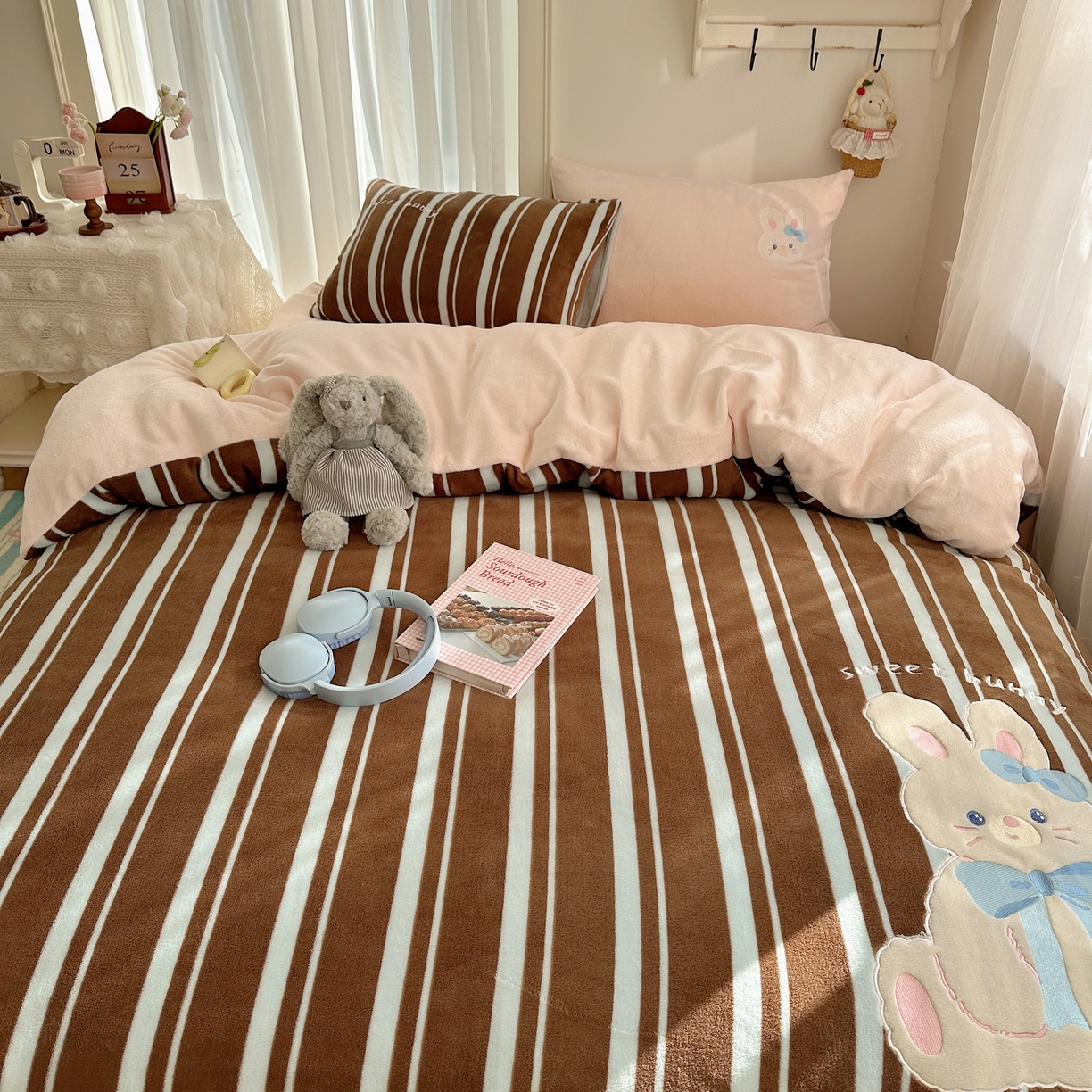 91家纺网 家纺一手货源 找家纺 韩都家居 2025新款卡通贴布绣系列加厚牛奶绒四件套 乖乖兔