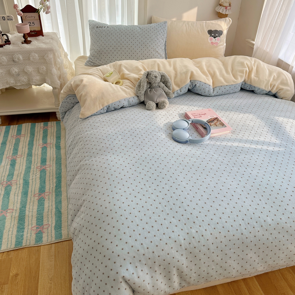 91家纺网 家纺一手货源 找家纺 韩都家居 2025新款卡通贴布绣系列加厚牛奶绒四件套 苹果狗狗