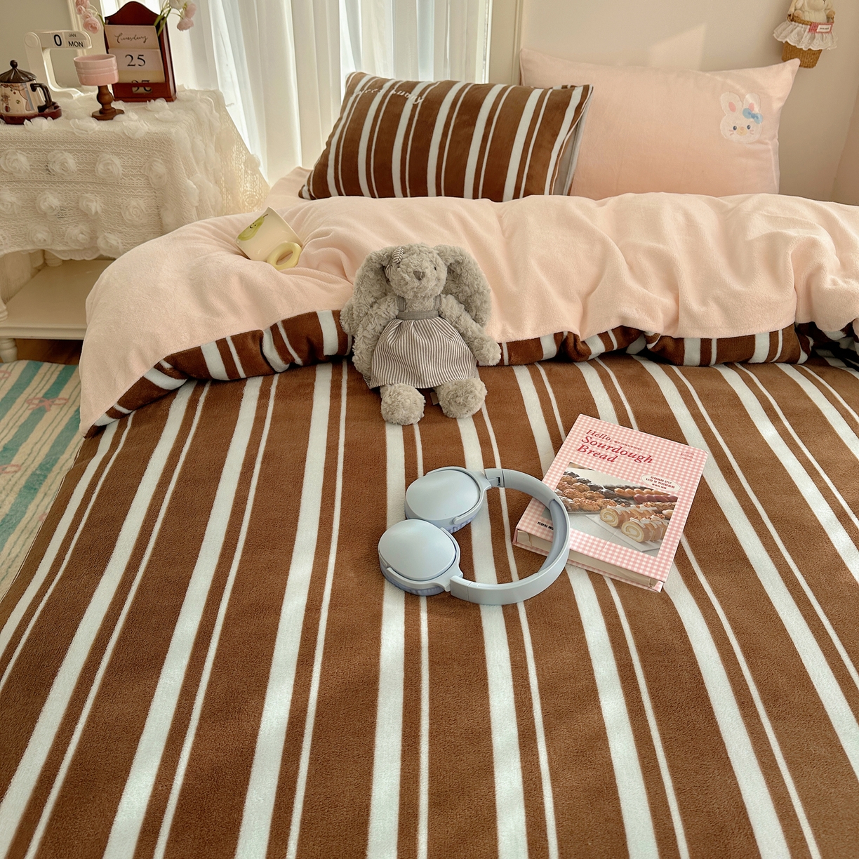 91家纺网 家纺一手货源 找家纺 韩都家居 2025新款卡通贴布绣系列加厚牛奶绒四件套 乖乖兔