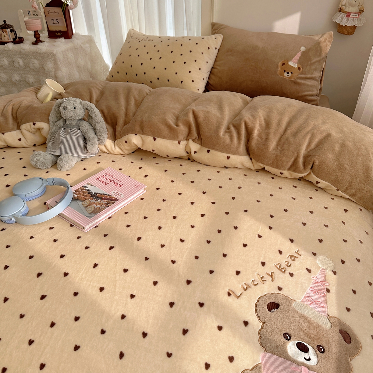 91家纺网 家纺一手货源 找家纺 韩都家居 2025新款卡通贴布绣系列加厚牛奶绒四件套 幸运小熊