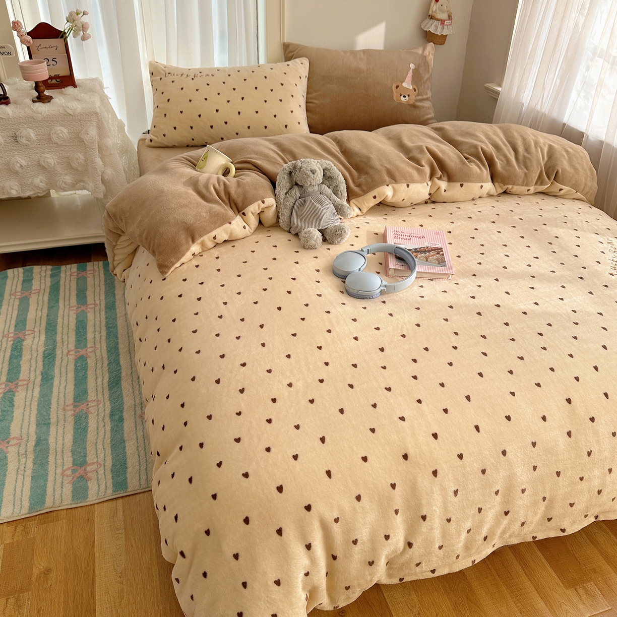 91家纺网 家纺一手货源 找家纺 韩都家居 2025新款卡通贴布绣系列加厚牛奶绒四件套 幸运小熊