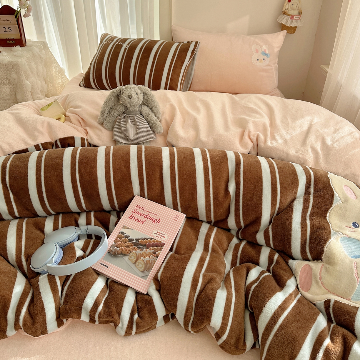 91家纺网 家纺一手货源 找家纺 韩都家居 2025新款卡通贴布绣系列加厚牛奶绒四件套 乖乖兔