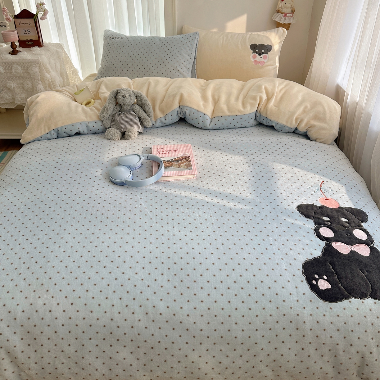 91家纺网 家纺一手货源 找家纺 韩都家居 2025新款卡通贴布绣系列加厚牛奶绒四件套 苹果狗狗