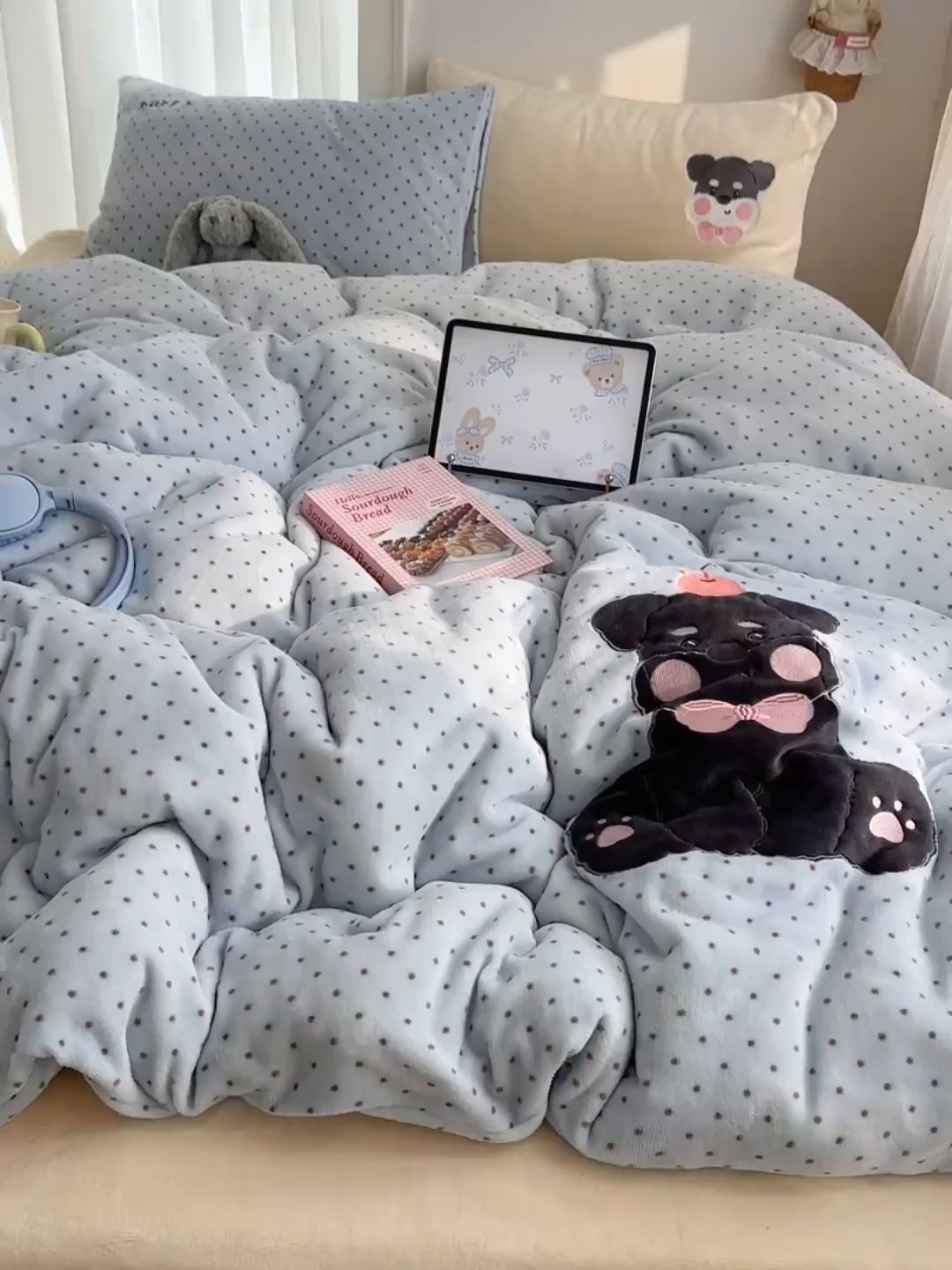91家纺网 家纺一手货源 找家纺 韩都家居 2025新款卡通贴布绣系列加厚牛奶绒四件套 苹果狗狗