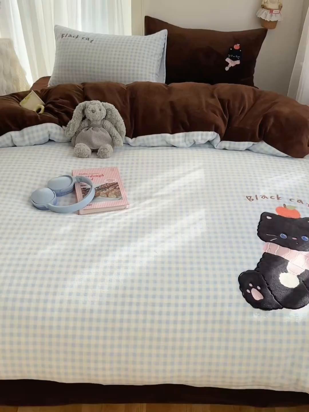 91家纺网 家纺一手货源 找家纺 韩都家居 2025新款卡通贴布绣系列加厚牛奶绒四件套 冬日猫咪