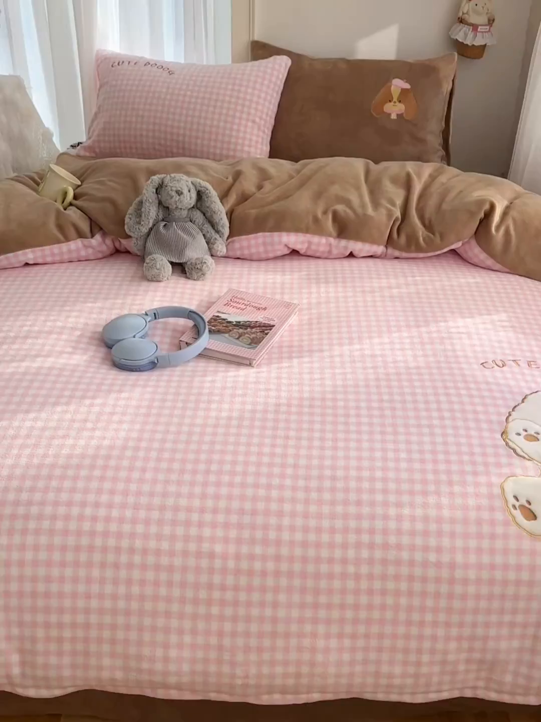 91家纺网 家纺一手货源 找家纺 韩都家居 2025新款卡通贴布绣系列加厚牛奶绒四件套 绅士小狗