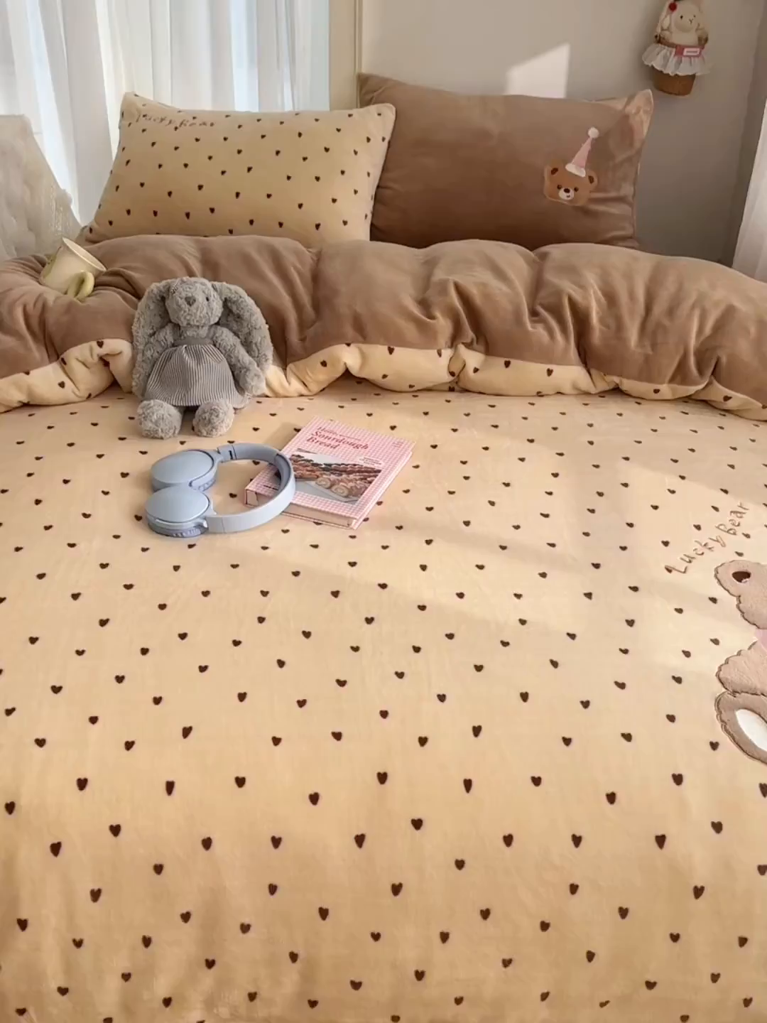 91家纺网 家纺一手货源 找家纺 韩都家居 2025新款卡通贴布绣系列加厚牛奶绒四件套 幸运小熊